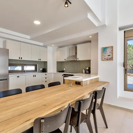 Lara Amberblue Pefkos *