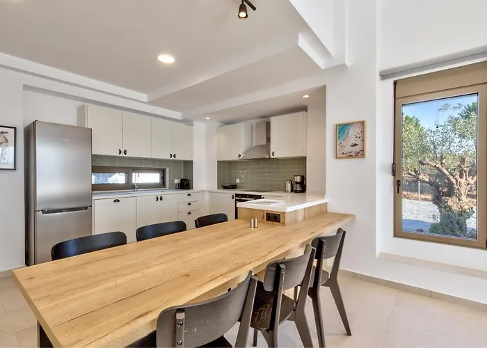 Lara Amberblue Pefkos *